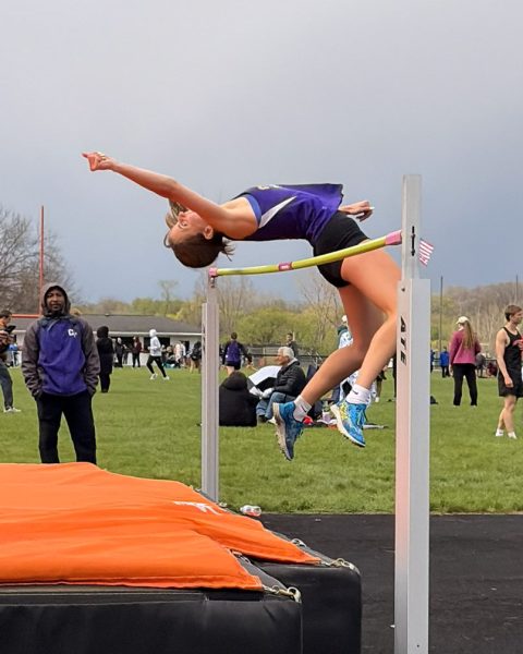 Annie Saenz clearing 5 '7 to qualify for states.