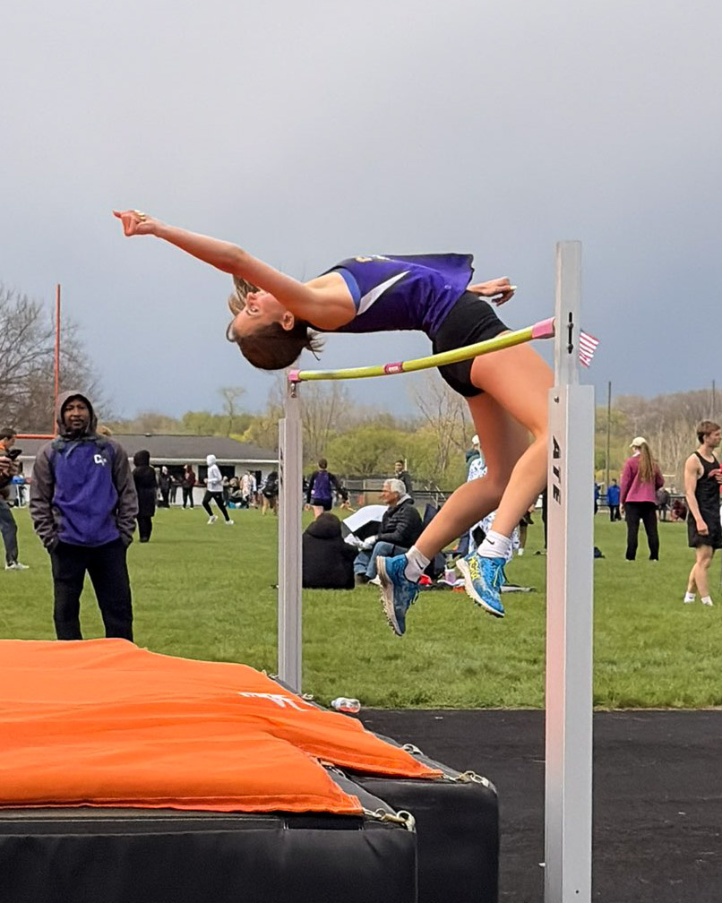 Annie Saenz clearing 5 '7 to qualify for states. 